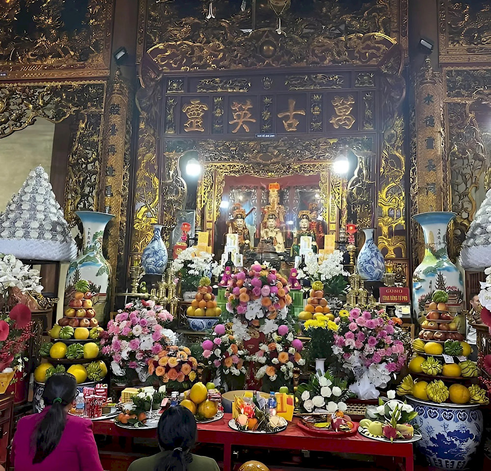 Ban thờ trang nghiêm với hoành phi câu đối chạm trổ vàng son tinh xảo